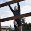 Persona che si arrampica su Step And Climb wooden ladder