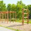 Step And Climb wooden ladder in un'area giochi del parco