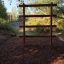 Step And Climb wooden ladder installato in un'area giochi all'aperto.