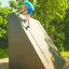 Ragazzo che si arrampica sul Climbing Ramp steel structure in un parco giochi.