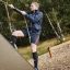 Uomo che si arrampica su Climbing Ramp steel structure.