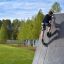 Ragazzo che si arrampica sul Climbing Ramp steel structure all'aperto.