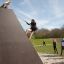 Climbing Ramp steel structure in uso in un'area giochi con bambini.