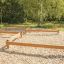 Travi di equilibrio in legno in un'area parco giochi all'aperto.