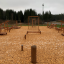 Attrezzatura da gioco in legno per l'equilibrio all'aperto in un'area boschiva.