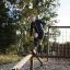 Uomo che utilizza l'attrezzatura fitness all'aperto Easy Balancer in un parco.