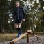 Uomo in equilibrio sull'attrezzatura fitness all'aperto Easy Balancer
