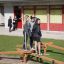 Tre ragazze in equilibrio sull'attrezzatura da gioco all'aperto Easy Balancer.