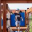 Bambino che gioca sull'attrezzatura da parco giochi Majestic ship with slide