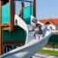 Majestic ship with slide nel parco giochi con un bambino che si diverte sullo scivolo