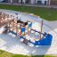 Majestic ship with slide in un parco giochi sulla sabbia