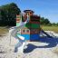 Majestic ship with slide in un parco giochi circondato da area verde e alberi