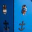 Majestic ship with slide, attrezzatura da parco giochi blu con un bambino che sbircia dalla finestra