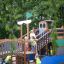 Bambini che giocano sul Majestic ship with slide in un parco giochi.