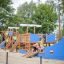 Bambini che giocano su Majestic ship with slide in un parco giochi