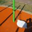 Seduta dell'altalena singola del Hammock single swing su superficie arancione del parco giochi