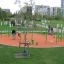 Altalena singola a amaca in un parco giochi all'aperto con persone.