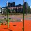 Attrezzatura da parco giochi Single Swing su superficie in gomma arancione in un parco urbano