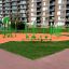 Attrezzatura da parco giochi verde Single Swing in una moderna area residenziale.