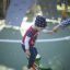 Bambino che gioca su Jumping pegs (5 pcs.) nel parco giochi.