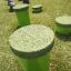 Jumping pegs (5 pcs.) in un parco giochi all'aperto.