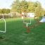 Attrezzatura da parco giochi all'aperto Aim Practice II su un campo erboso con vari ostacoli.