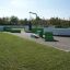 Parco giochi all'aperto con un sacco da boxe e attrezzatura verde.
