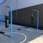 Punching bag sospeso su un telaio metallico blu nell'area giochi all'aperto