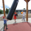 Bambino che gioca con un Punching bag in un parco giochi.