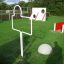 Attrezzature da gioco, Flipper set 2st, con componenti a ostacoli rossi e bianchi su un campo erboso