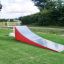 Parco giochi all'aperto Ramp per bambini su campo in erba.