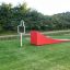 Ramp: rampa da gioco rossa all'aperto in un'area parco erbosa.