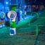 Attrezzatura da gioco verde e bianca Ball catcher in un parco di notte.