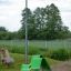 Lounge chair verde per sedute da parco giochi su prato vicino a un lampione