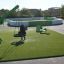 Parco giochi moderno con sdraio verde e bianca e attrezzature