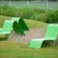 Set Lounge chair verde progettato per sedute da parco giochi all'aperto su prato.