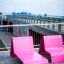 Lounge chair rosa vicino al molo