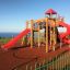 Parco giochi in legno all'aperto con scivoli rossi e strutture per arrampicarsi.