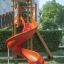 Twister castle with slide in un contesto di parco giochi
