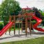 Twister castle with slide per bambini in un parco giochi.