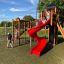 Bambini che giocano su Twister castle with slide.