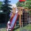 Bambini che giocano su Twister castle with slide in un parco.