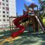 Twister castle with slide in un contesto di parco giochi
