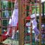 Bambini che giocano sulle attrezzature da parco giochi all'aperto Twister castle with slide.