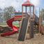 Struttura da parco giochi con scivolo rosso ed elementi di arrampicata, chiamata Twister castle with slide.