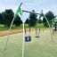 Metal Swing Frame (double swing) in un parco giochi con due altalene, una per bambini piccoli e una per più grandi