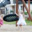 Due ragazze che giocano su un Double Swing (BNS 90cm) in un parco giochi.