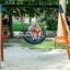 Bambini che giocano su un Double Swing (BNS 90cm) in un parco.