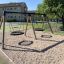 Double Swing (BNS 90cm) in un parco giochi in una zona residenziale.