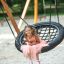Ragazza seduta su Double Swing (BNS 90cm) in un parco giochi.